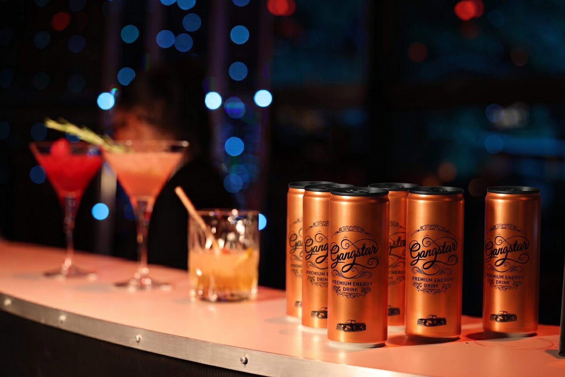 Cocktails au comptoir d'un bar, lumières tamisées