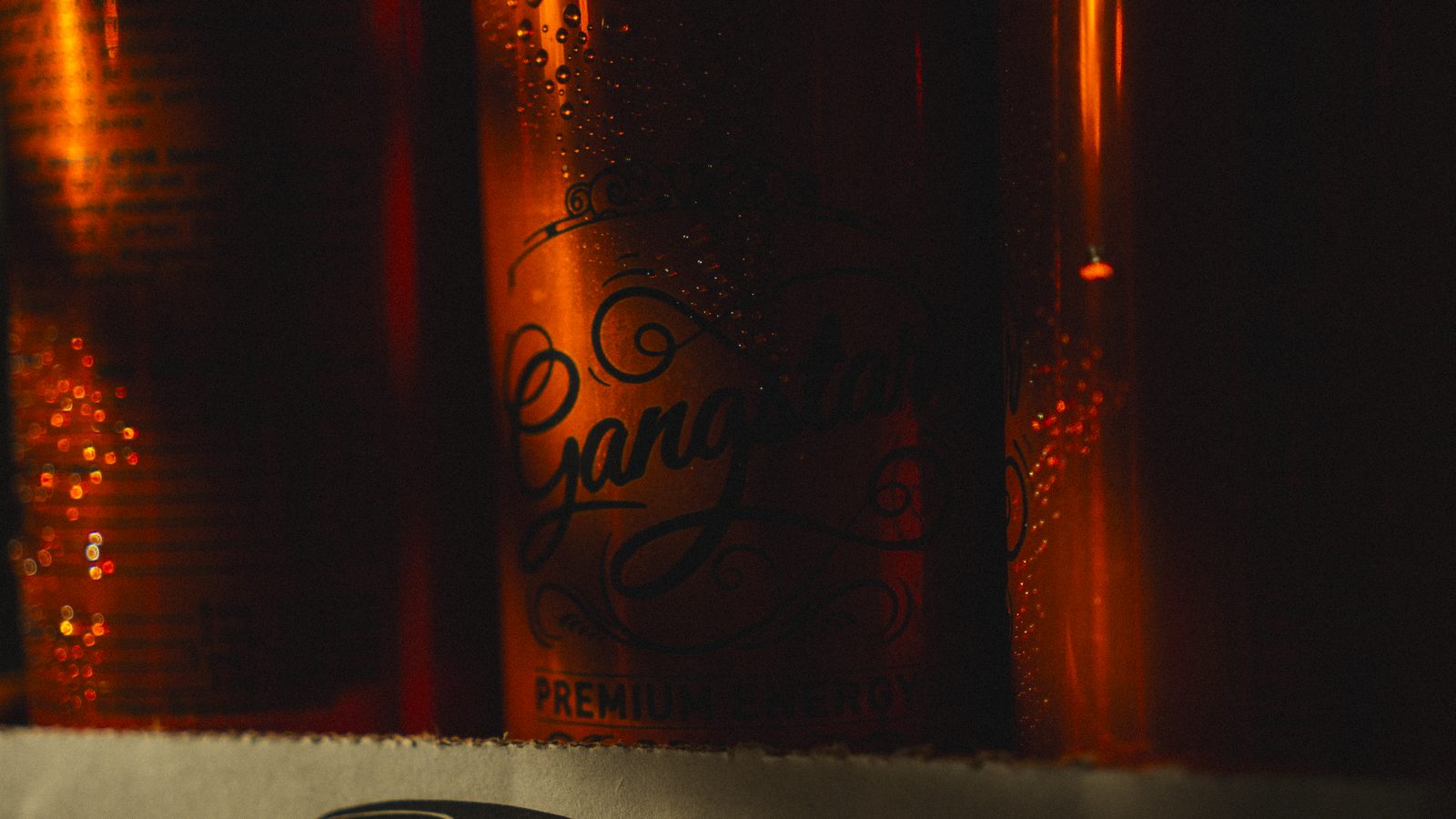 Canette Gangstar givrée, gros plan sous une lumière de bar